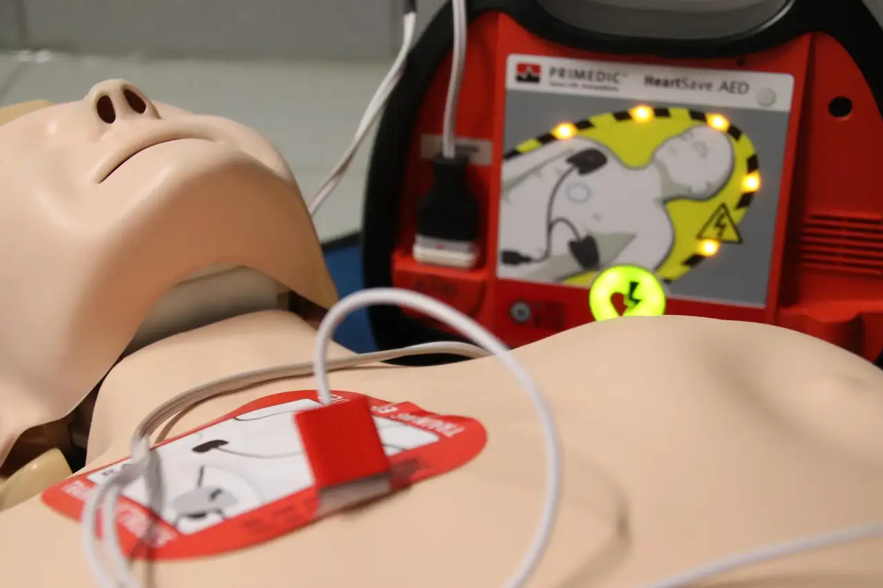 Waar hangt een aed in de buurt