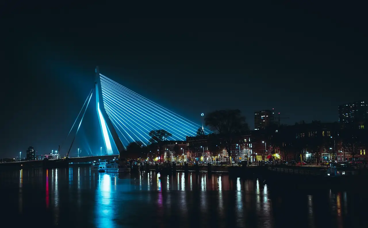Restaurant in de buurt van nieuwe luxor rotterdam